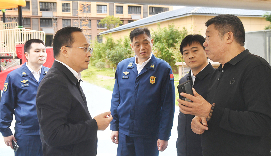 市領導現(xiàn)場督導高層建筑消防問題治理